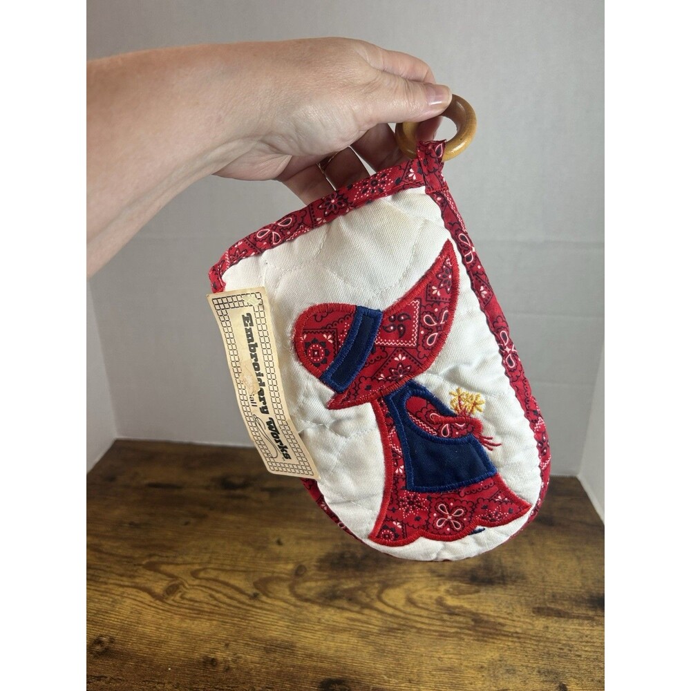 Vintage Cottagecore Embroidered Oven Mitt Red Bandana Sunbonnet Girl New Tag - Picture 13 of 13